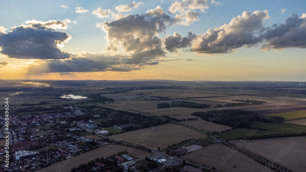 Dronefotage Sonnenuntergang über Feld