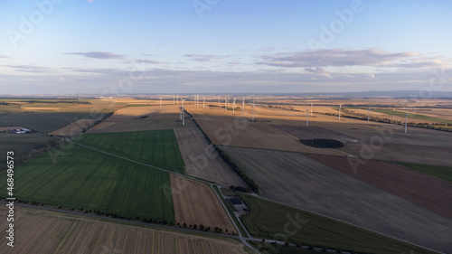 Dronefotage Sonnenuntergang über Feld