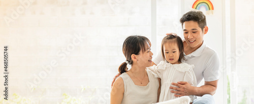 Panorámica de una hermosa familia taiwanesa jugando y pasando un día con su pequeña hija