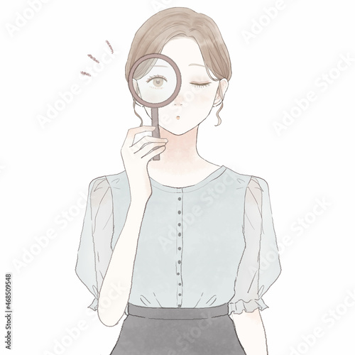 ルーペを使ってチェックしている女性