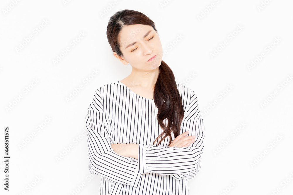 悩み事で困っているカジュアルな服装の女性