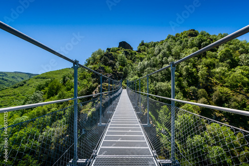 Passerelle de Hautpoul au dessus de la vallée d’Arnette, Mazamet, France photo