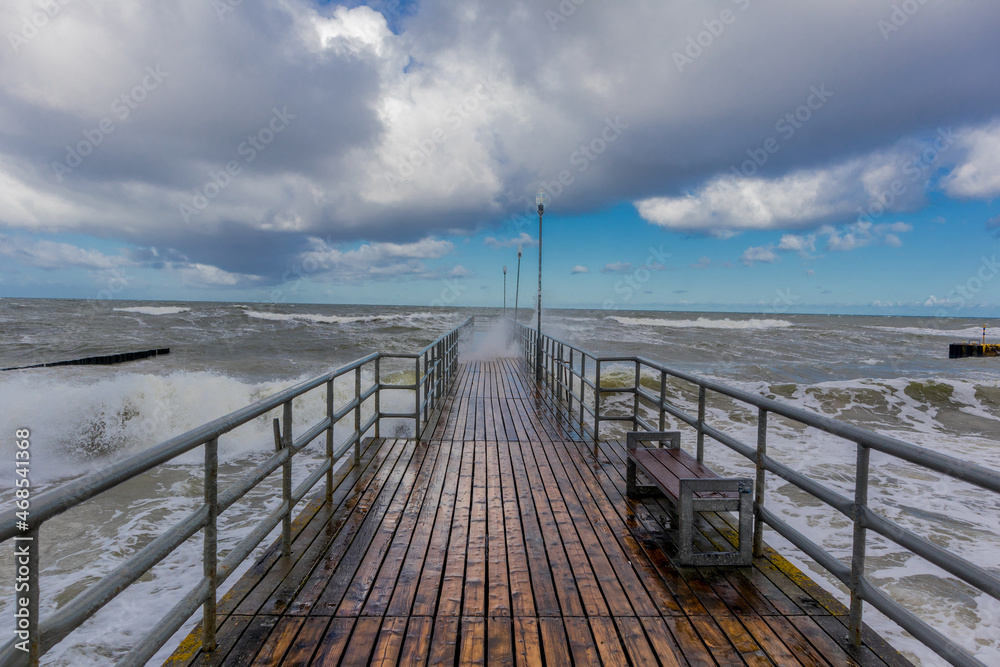 Fototapeta premium Wunderschöner Herbstspaziergang an der Polnischen Ostsee entlang der Küste von Ustronie Morskie - Polen