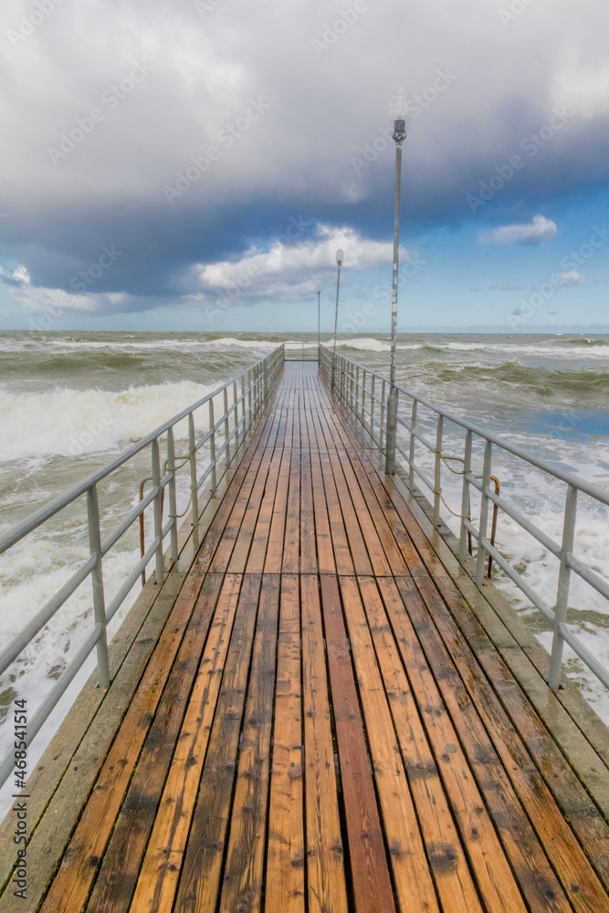 Naklejka premium Wunderschöner Herbstspaziergang an der Polnischen Ostsee entlang der Küste von Ustronie Morskie - Polen