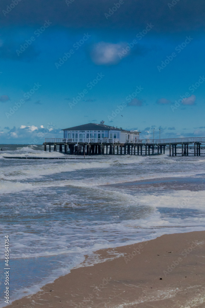 Wunderschöner Herbstspaziergang an der Polnischen Ostsee entlang der Küste von Ustronie Morskie - Polen