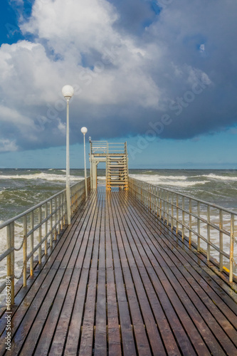 Wundersch  ner Herbstspaziergang an der Polnischen Ostsee entlang der K  ste von Ustronie Morskie - Polen