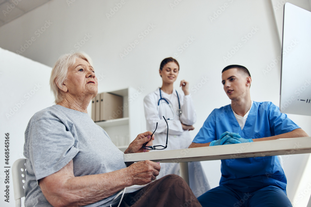Obraz premium elderly patient at the doctor's and nurse's appointments in the medical office