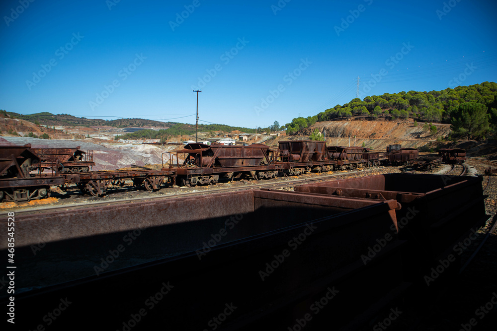 vagón de tren antiguo mina - obrazy, fototapety, plakaty 