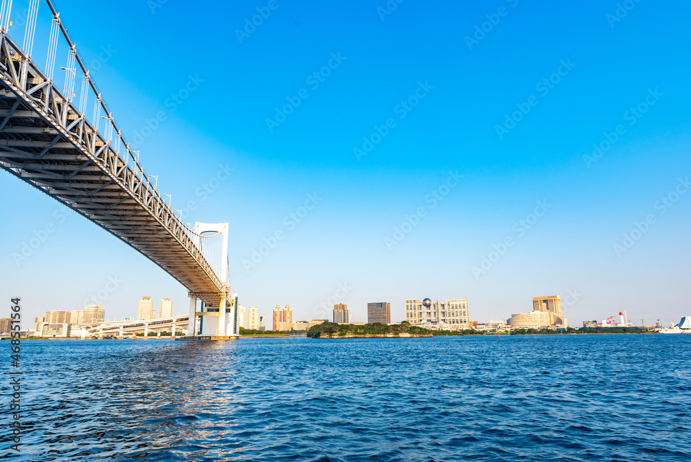 Fototapeta premium 芝浦南ふ頭公園から見るレインボーブリッジとお台場