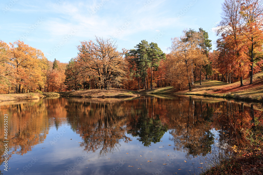 Goldener Herbst im Branitzer Park in Cottbus; Blick über den Schlangensee im Fürst-Pückler-Park