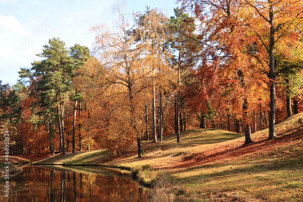 Romantische Herbstlandschaft; Am Schlangensee im Park Branitz