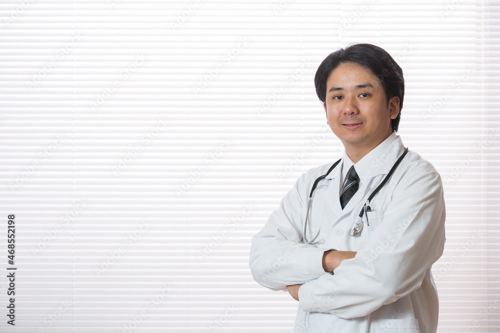 白衣の医者、笑顔の若い日本人男性医師 白衣の医者、笑顔の若い日本人男性医師