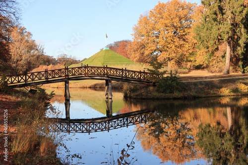 Herbst im Branitzer Park; Schlangensee und Landpyramide photo