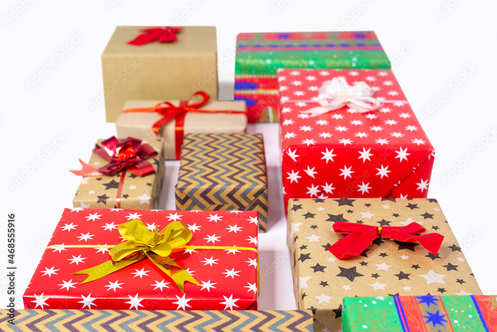 Obraz premium Lots of Christmas gifts in colorful wrapping with ribbons.