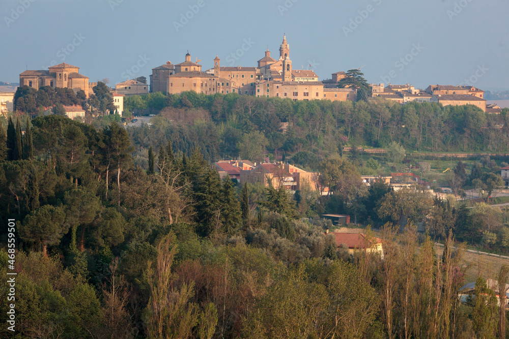 Corinaldo, Ancona. Panorama estivo del borgo nel contesto rurale con il Santuario Diocesano di Santa Maria Goretti.
