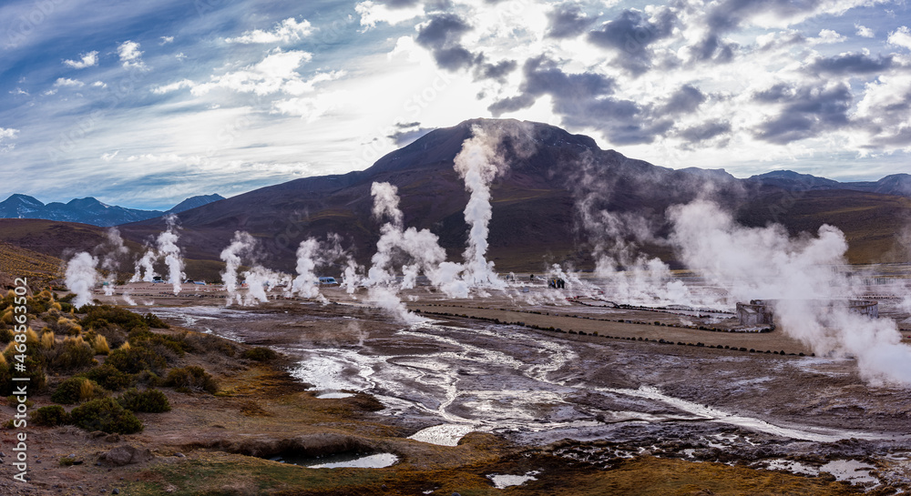 Entre las Columnas de vapor del Campo geotérmico Geiser del Tatio, San Pedro de Atacama, Chile.