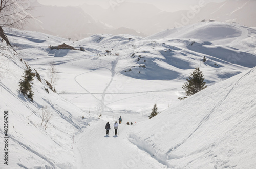 paysage d hiver enneig   de la station de sports d hiver de l Alpe d huez en france dans le massif des Grandes Rousses  au-dessus de l Oisans.