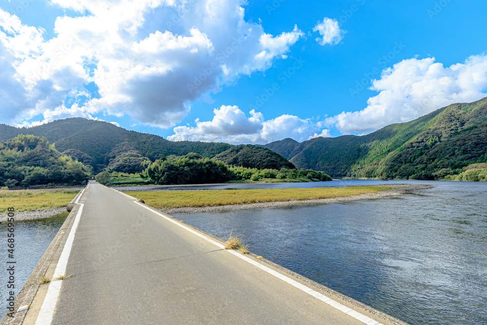 Obraz premium 初秋の佐田沈下橋 高知県四万十市 Sada chinka bridge in early autumn. Kochi-ken Shimanto city