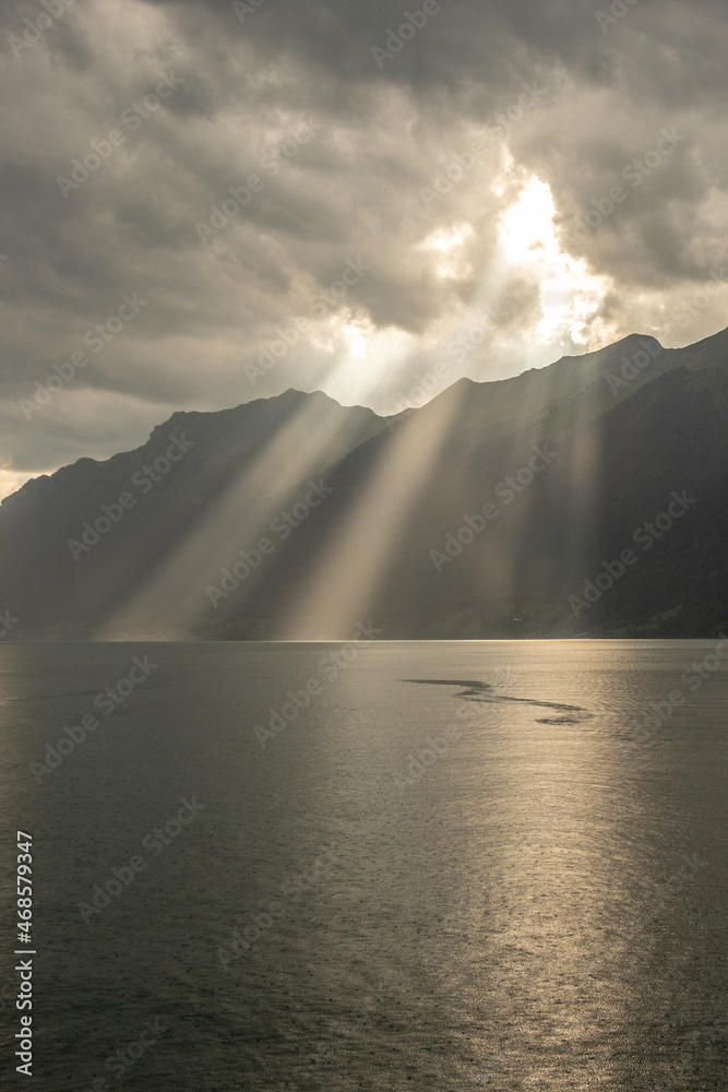 Sonnenstrahlen über dem Brienzersee (Schweiz)