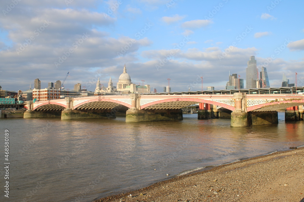Fototapeta premium chain bridge