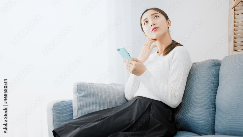 スマートフォンを使う若い女性 スマートフォンを使う若い女性