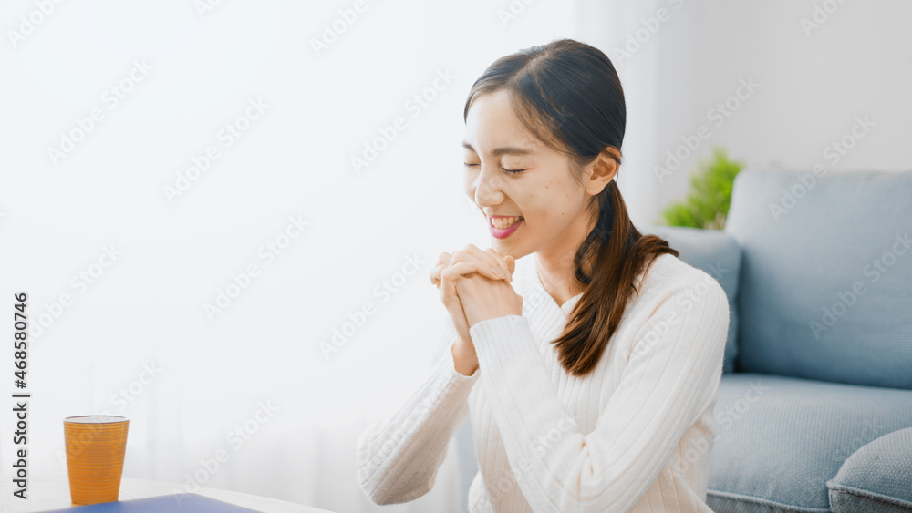 笑顔でオンライン通話をする若い女性