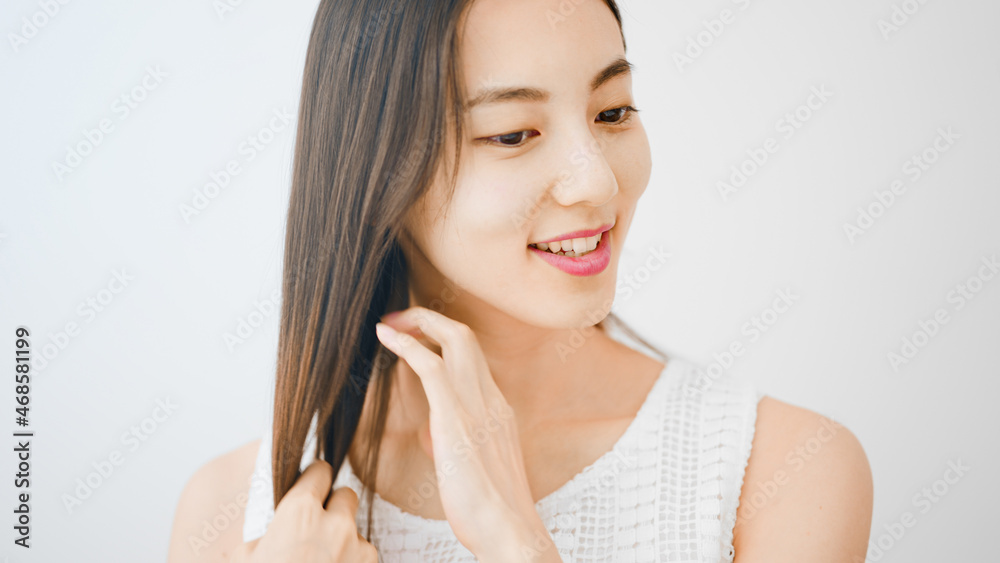 ヘアケアをする若い女性