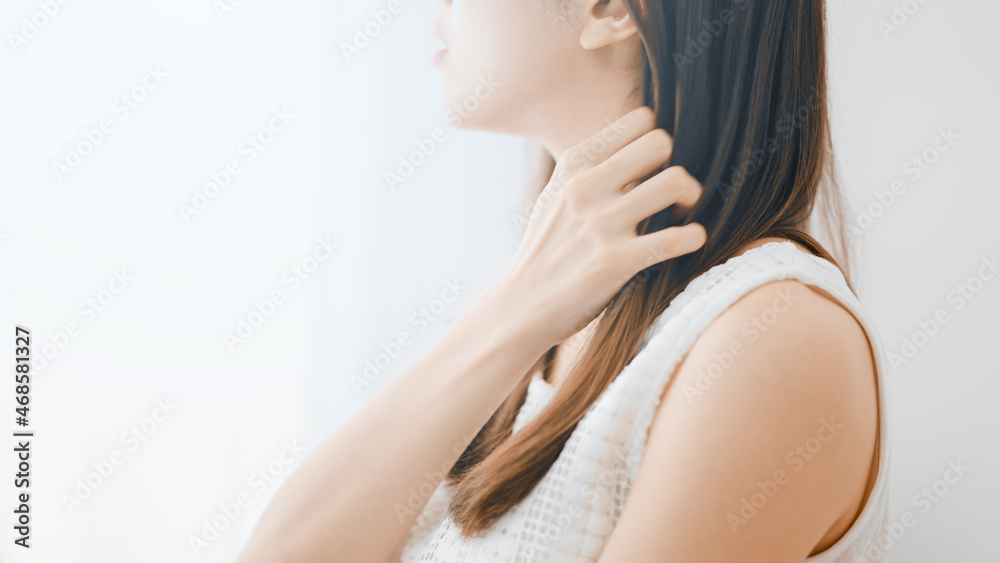 ヘアケアをする若い女性 ヘアケアをする若い女性