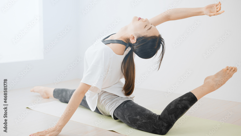 Obraz premium ストレッチをする若い女性