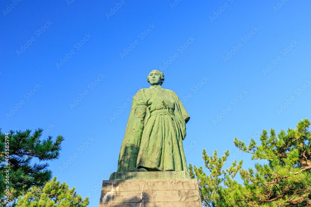 早朝の坂本龍馬の銅像　桂浜　高知県高知市　Bronze statue of Ryoma Sakamoto in the early morning.  Katsurahama.  Kochi-ken Kochi city　