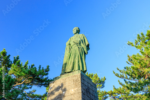 早朝の坂本龍馬の銅像　桂浜　高知県高知市　Bronze statue of Ryoma Sakamoto in the early morning.  Katsurahama.  Kochi-ken Kochi city　 photo