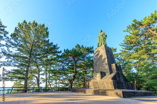 早朝の坂本龍馬の銅像　桂浜　高知県高知市　Bronze statue of Ryoma Sakamoto in the early morning.  Katsurahama.  Kochi-ken Kochi city　 photo