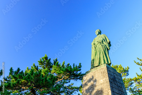 早朝の坂本龍馬の銅像　桂浜　高知県高知市　Bronze statue of Ryoma Sakamoto in the early morning.  Katsurahama.  Kochi-ken Kochi city　 photo