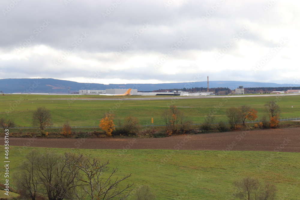 Blick auf den Flughafen Hahn. Landebahn.