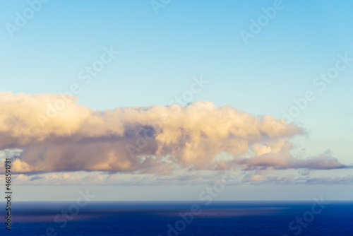 Carta da parati Trade Winds clouds reflected on the ocean at sunset