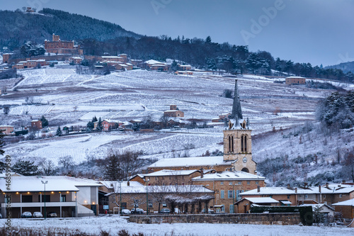 Foto Village of Denice and landscape of Beaujolais under the snow