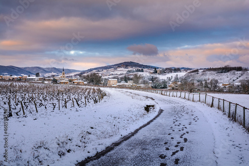 Foto Village of Denice and landscape of Beaujolais under the snow