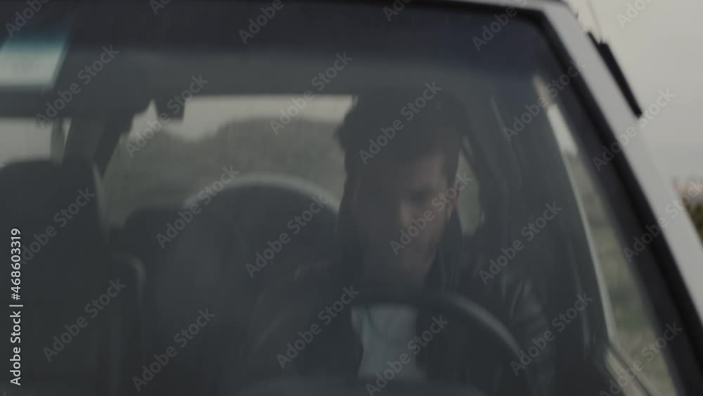 Ragazzo con auto in panne in campagna