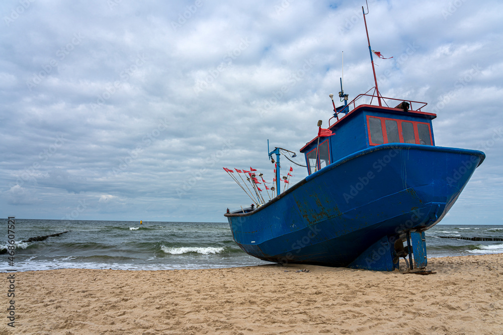 Fototapeta premium Fischerboot am Strand der Ostsee in Misdroy, Polen