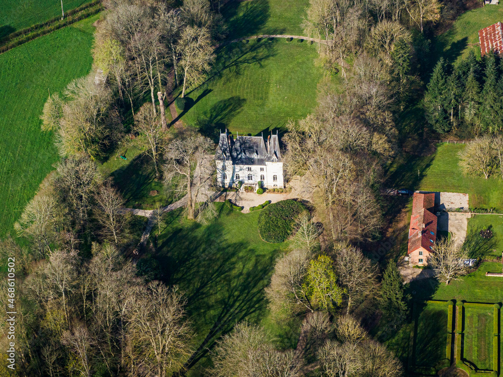 vue aérienne du château de Fleury-la-Forêt dans l'Eure en France vue aérienne du château de Fleury-la-Forêt dans l'Eure en France