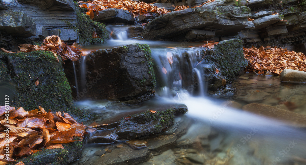 Water flowing over the stones - obrazy, fototapety, plakaty 