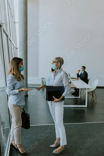 Two businesswomen talking i...