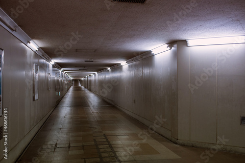 Empty dark underground passage　無人の暗い地下通路