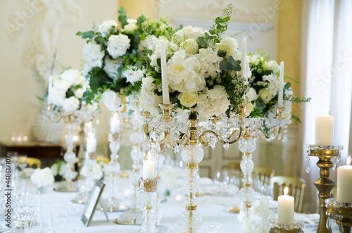 Wonderful flowers on a ceremony table in a villa © Giulia