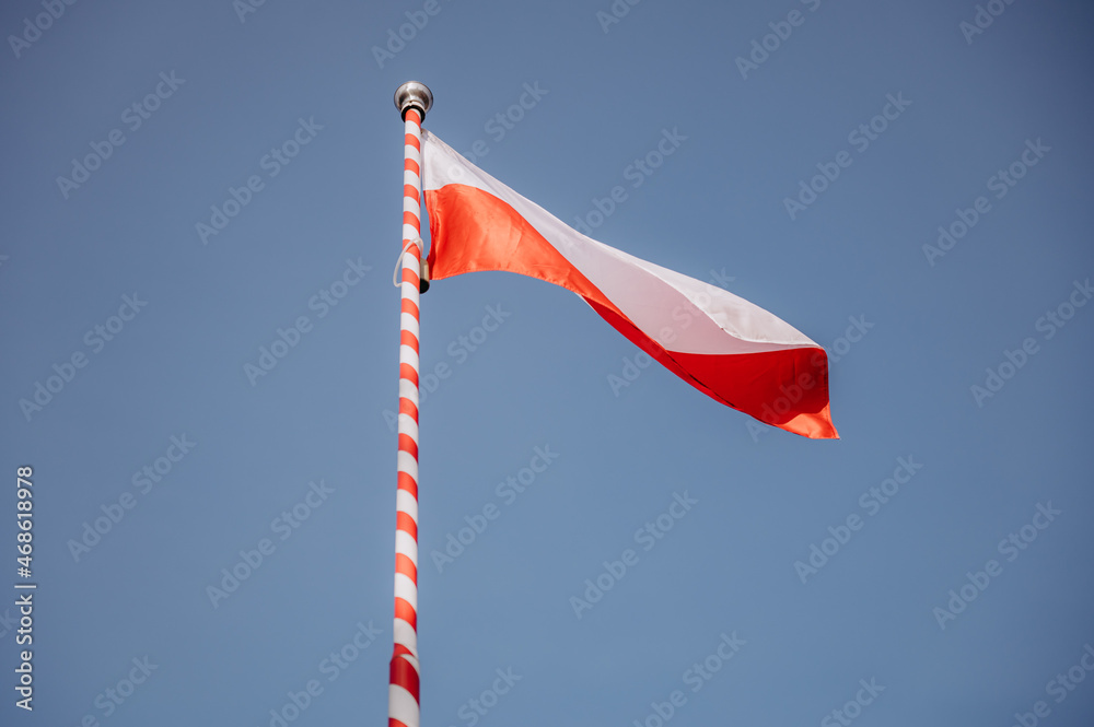 Powiewająca flaga Polski - obrazy, fototapety, plakaty 