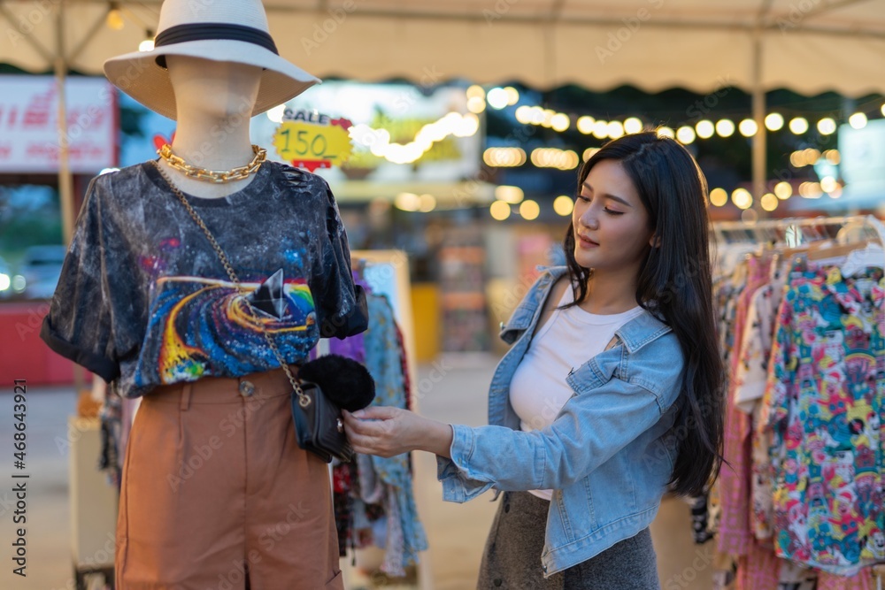 Obraz premium Asian woman shopping in a random night market in Bangkok, Thailand 