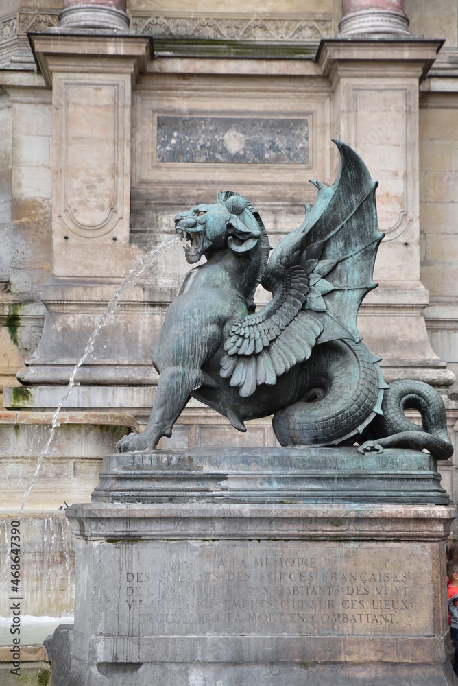 Griffon de la fontaine Saint-Michel à Paris, France