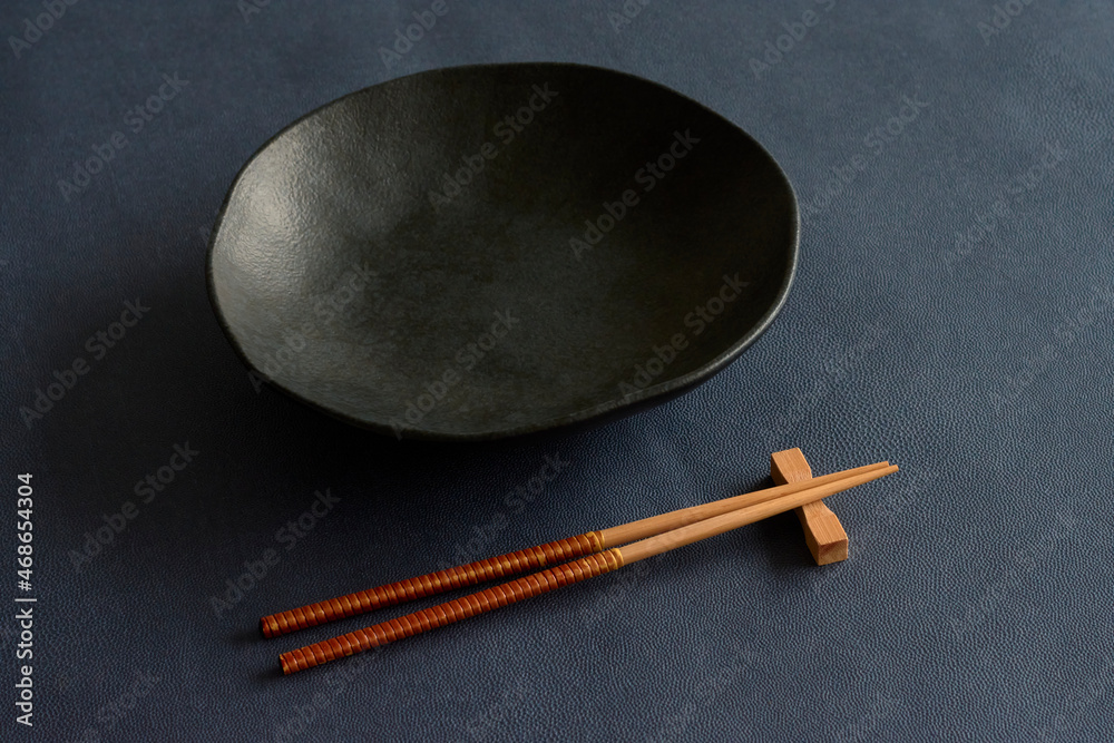 Prato de sushi com hashi Prato de sushi com hashi