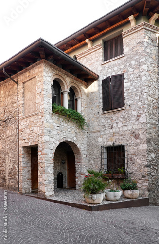 Fototapeta Naklejka Na Ścianę i Meble -  Architecture of Sirmione old town in Lombardia, Italy, Europe