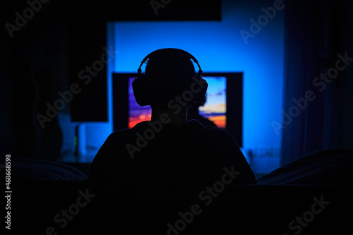 Obraz na płótnie Ragazzo con cuffie wireless guarda la Smart TV w salonie
